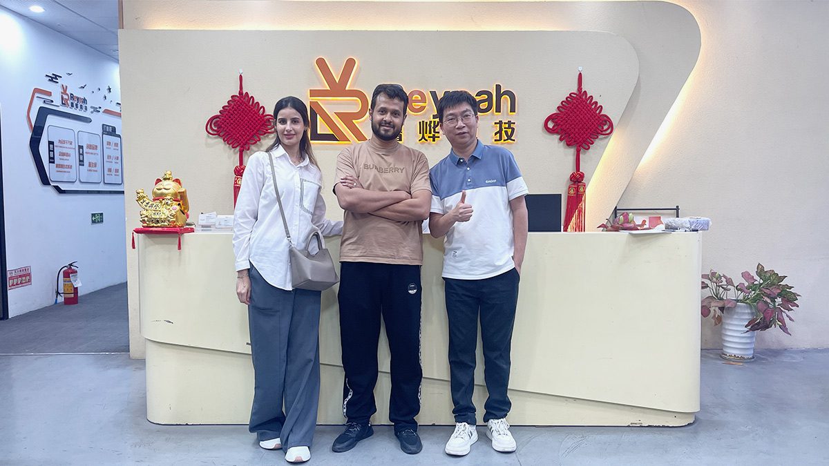 middle-east clients at Reyeah headquarters giving thumbs up for quality servic