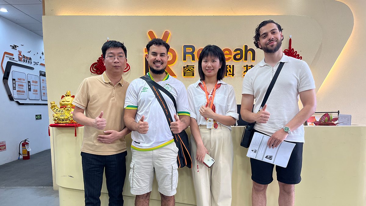 international distributors visiting Reyeah Technology for smart fridge vending solutions