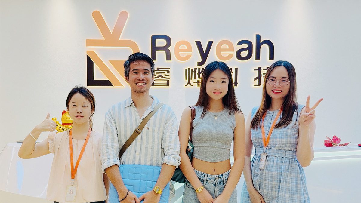 wholesaler visiting Reyeah Technology for smart fridge vending solutions