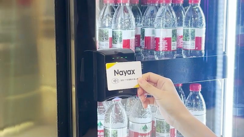 Étape 1 : présentez votre carte pour ouvrir la porte