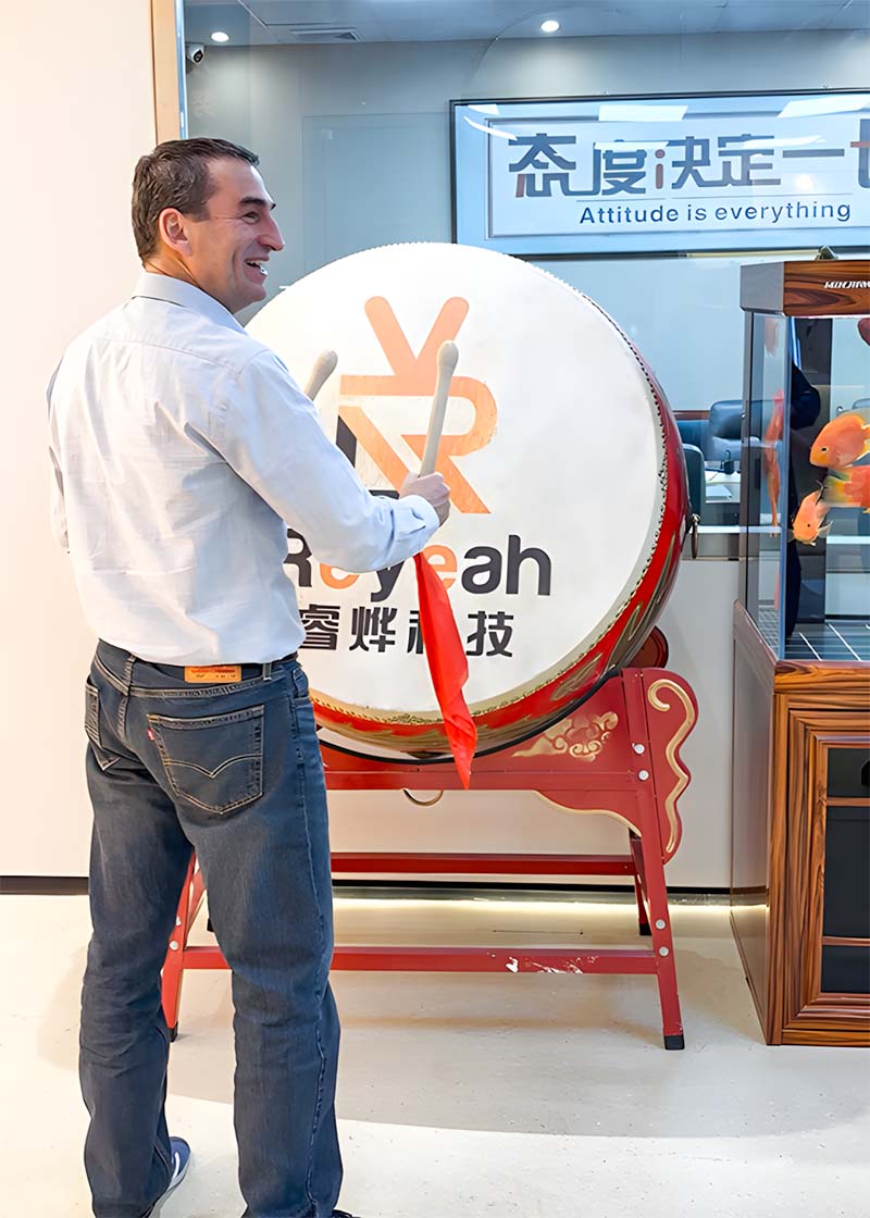 Oren Tepper participa en la ceremonia tradicional del tambor durante su visita a Reyeah