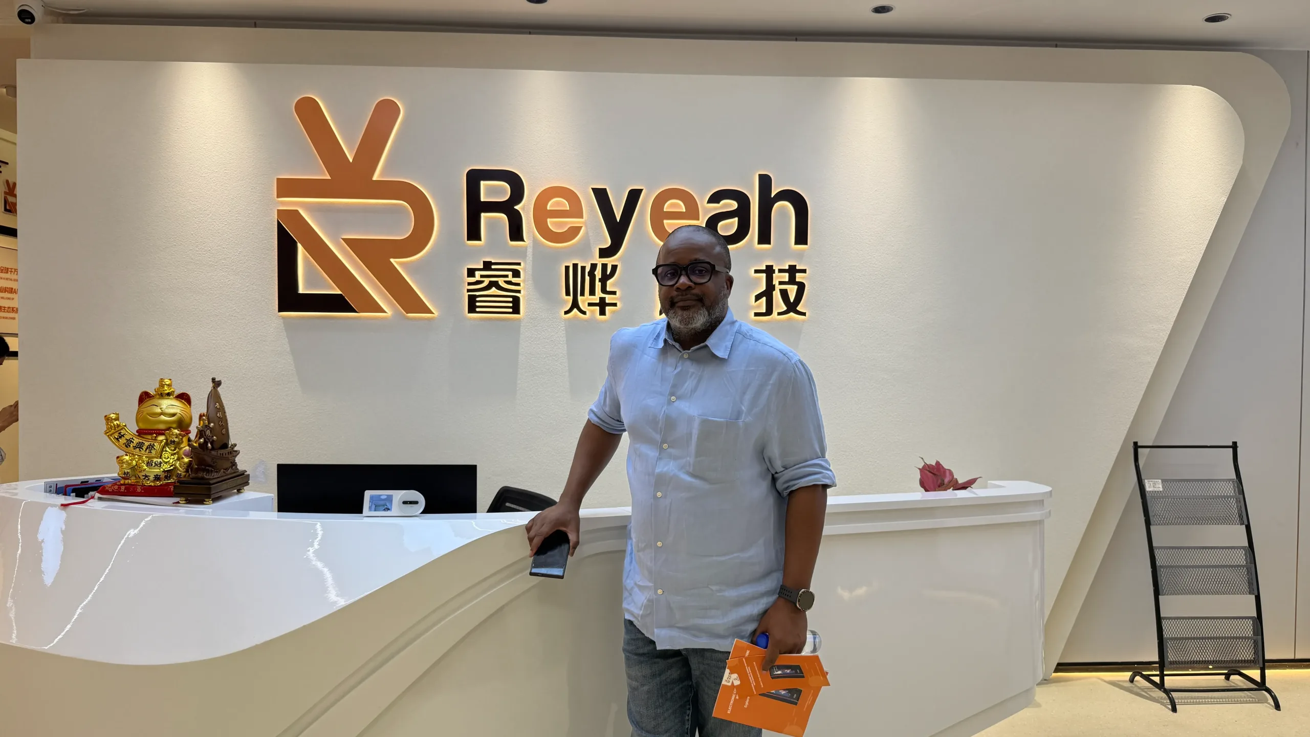 Client nigérian et équipe Reyeah discutant d’un projet de distribution automatique