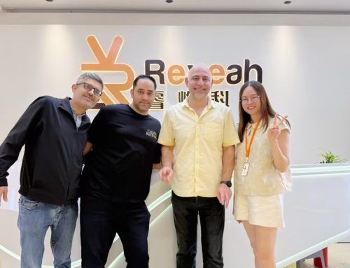 Clientes australianos visitan Reyeah para conocer máquinas expendedoras inteligentes